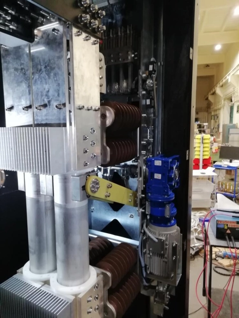 Indoor disconnectors, loadbreak and earthing switches