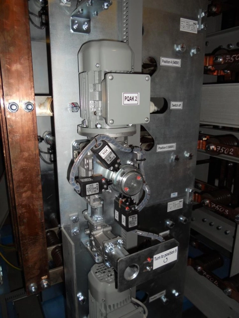 Indoor disconnectors, loadbreak and earthing switches